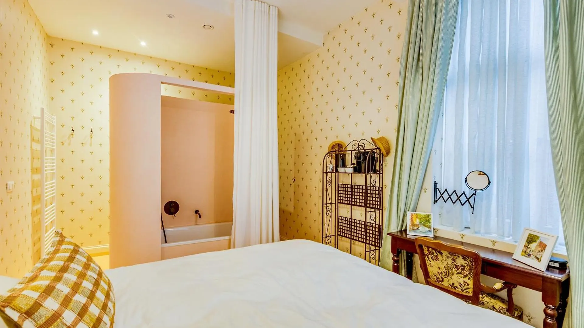 Bed and Breakfast Gezellige Romantische Kamer In Hartje Brugge Miss Marlyn Отель типа 